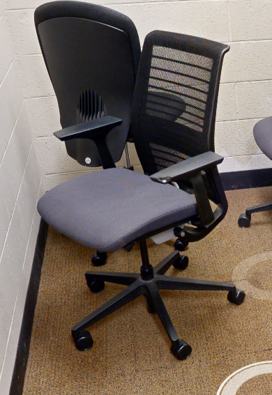 Task chair with arms