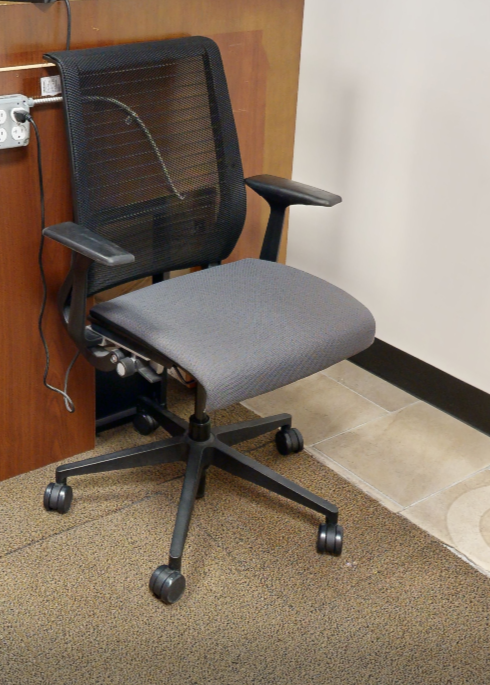 Task chair with arms