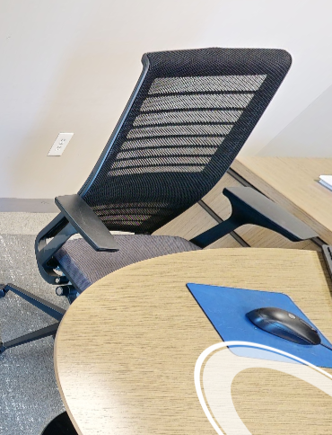 Task chair with arms