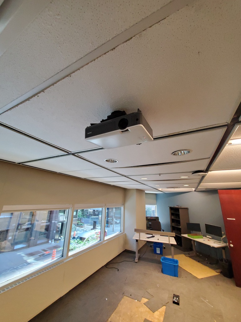Ceiling projector w pole