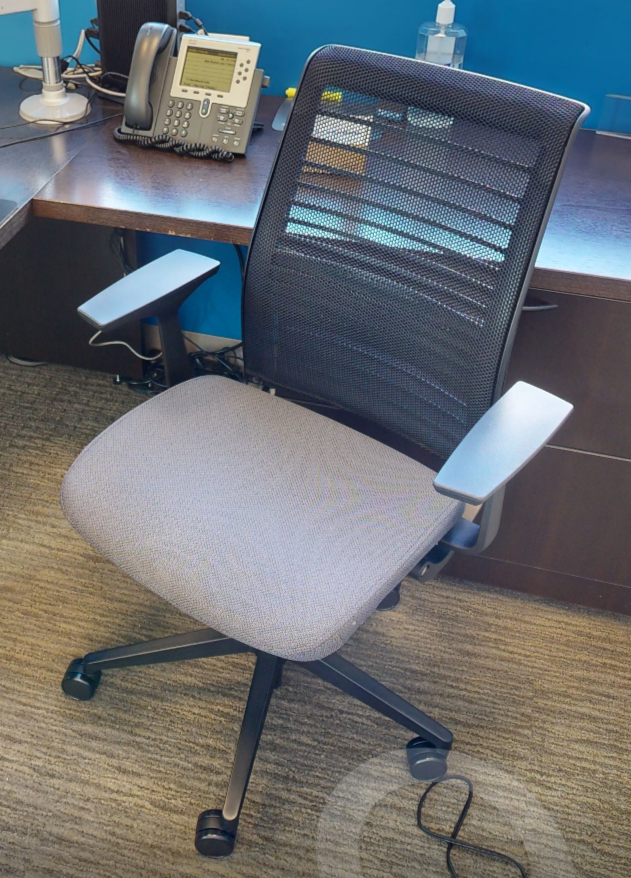 Task chair with arms