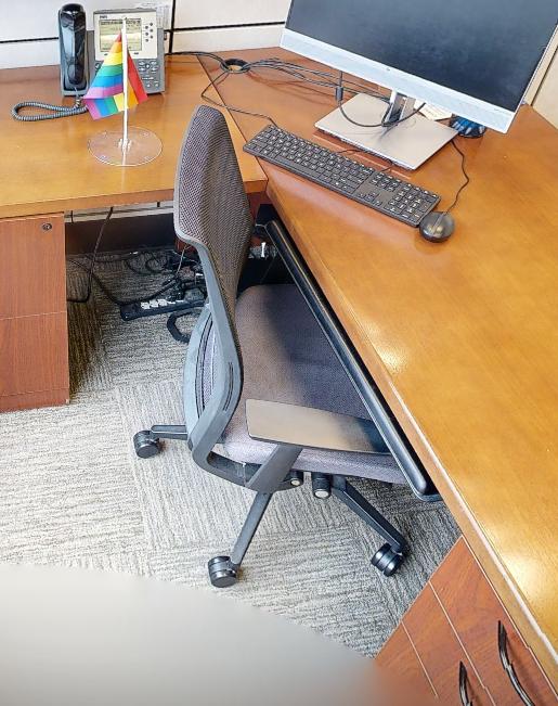 Task chair with arms