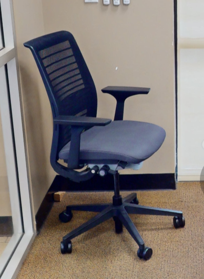 Task chair with arms