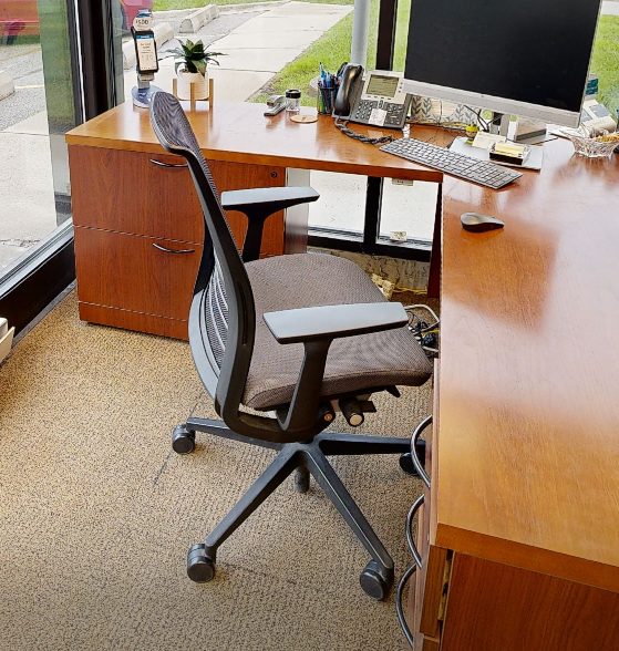 Task chair with arms