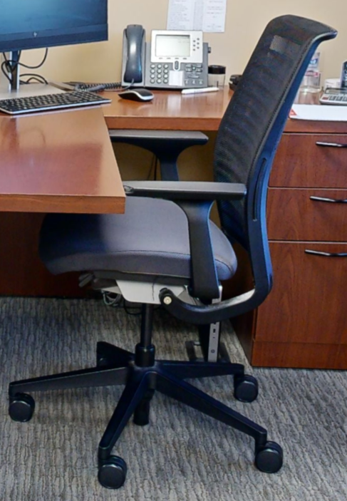 Task chair with arms