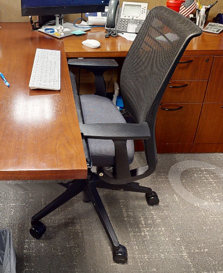 Task chair with arms