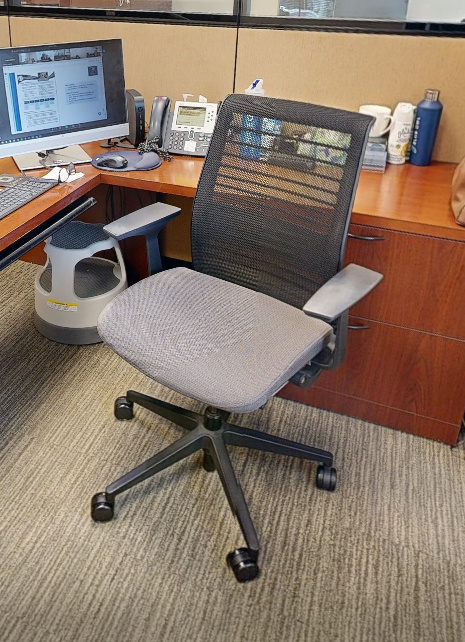 Task chair with arms
