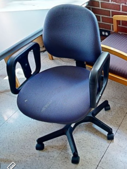 Task chair with arms