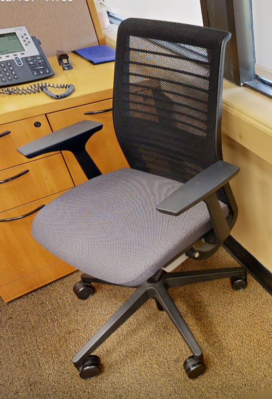 Task chair with arms