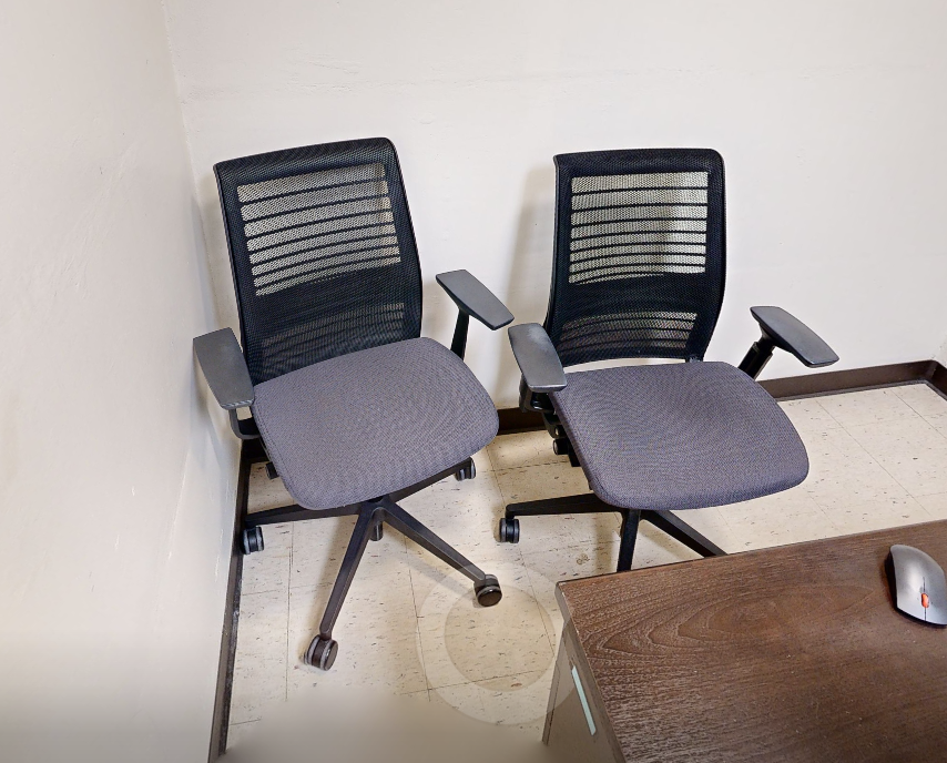 Task chair with arms