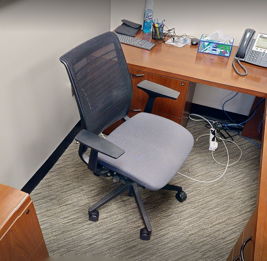 Task chair with arms