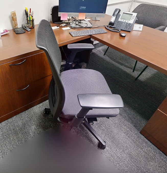 Task chair with arms
