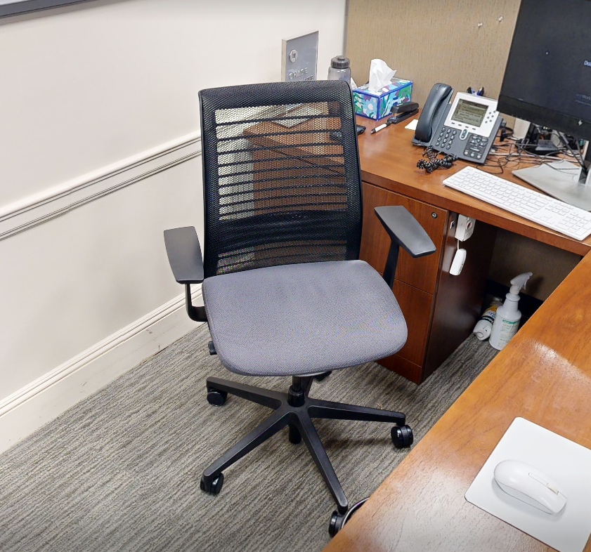 Task chair with arms