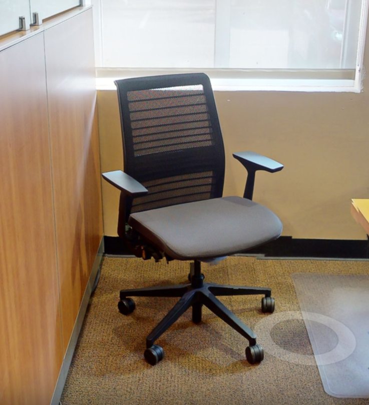 Task chair with arms