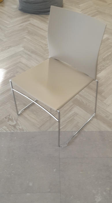 Stackable meeting chair (Beige)