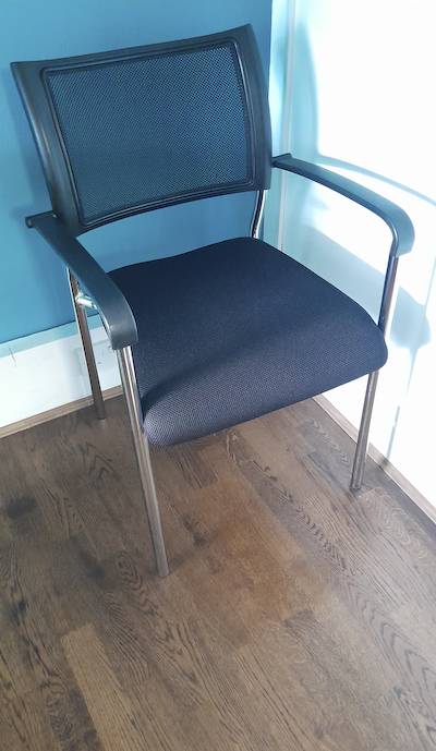 Black mesh back meeting chair 