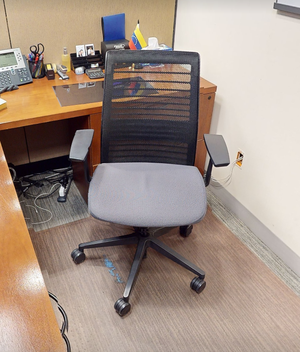Task chair w/ arms
