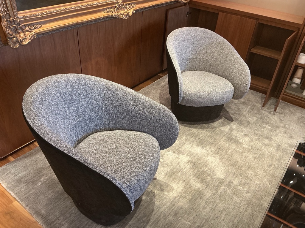 Swivel club chair. Fab/suede.