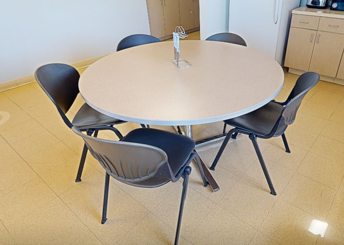 café chairs