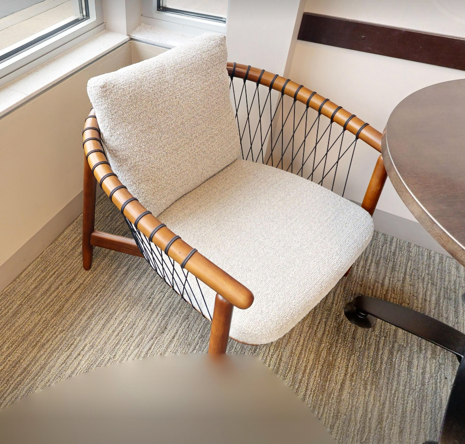 Wht lounge chair