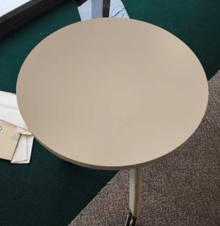 Round Table
White MFC top
White 3-legs base on castors 