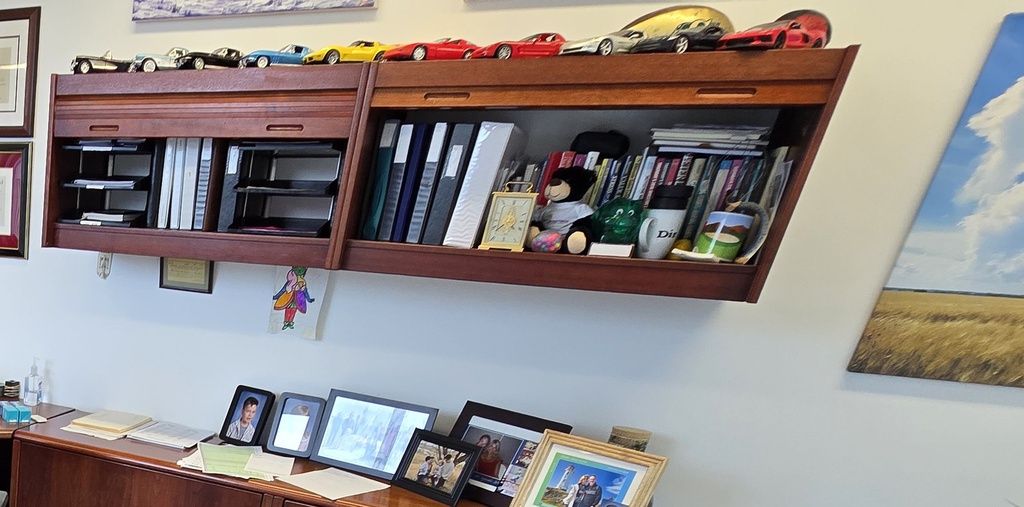 Overhead cabinet
