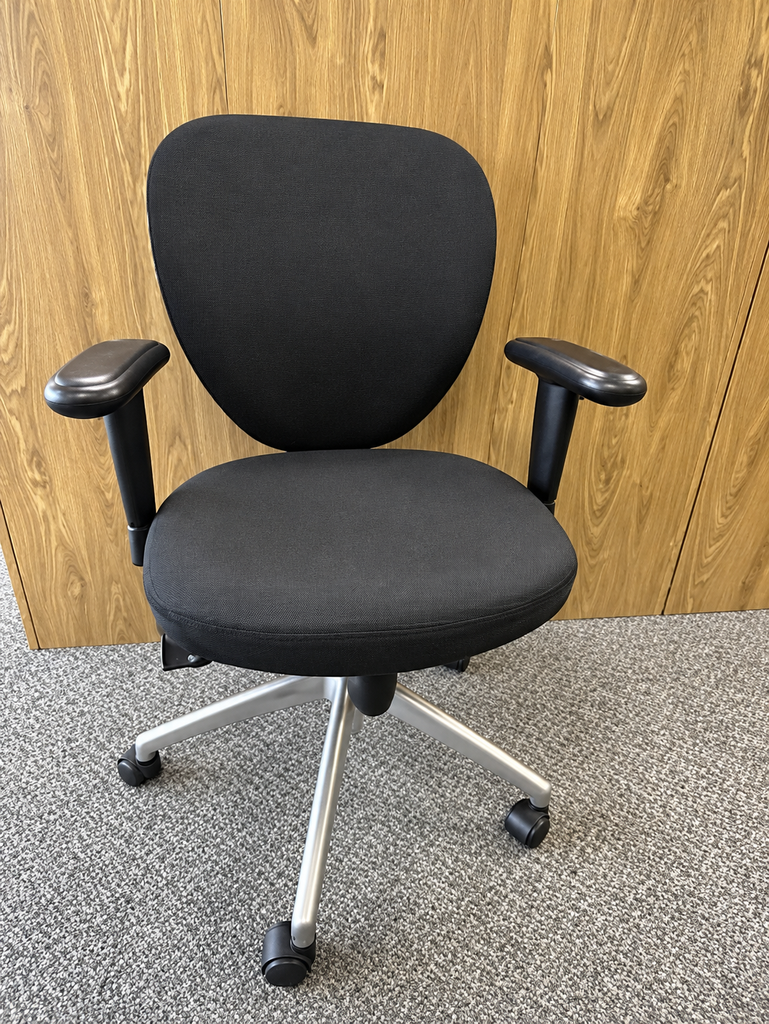 Office Chair
Black mesh backrest &amp; fabric seatrest
Adjustable arms
5-star chrome based on castors