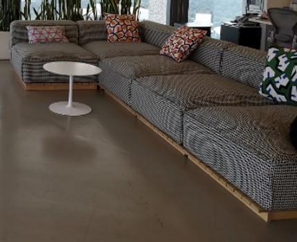 Large Grey Sofa/
Sofá gris grande