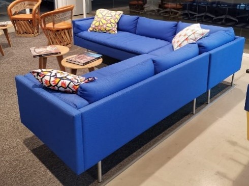 Large Blue Sofa/
Sofá azul grande