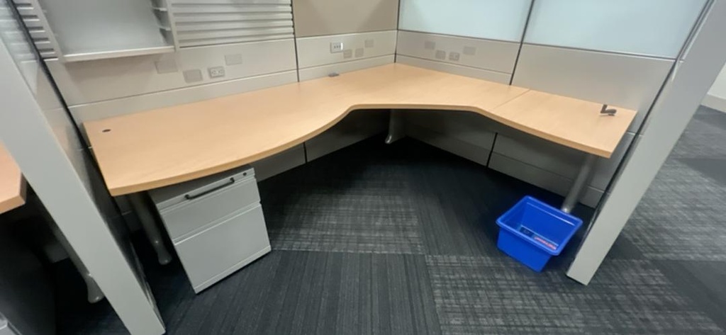 RH Crank Height Adjustable L-Shape w/BF Ped - Veneer Maple/Grey (Floor 15)