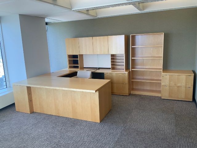 Geiger Private Offices
Executive "U" Group -  36x90 Single Pedestal Desk - BBF w/ Freestanding Hutch, Tackboards, Task light, Surface Storage Tower Desk, Center Drawer, Credenza w/ Double Lateral File &amp; BBF, Right Hand - Light Maple