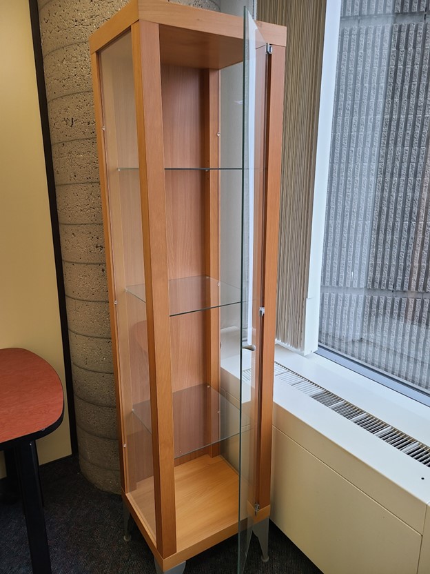 Vitrine - 16" de large x 16" de profondeur x 6' de haut