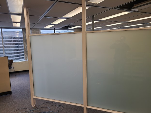 Connecteur de panneau de modestie pour emballer les poteaux - 55" x 64"