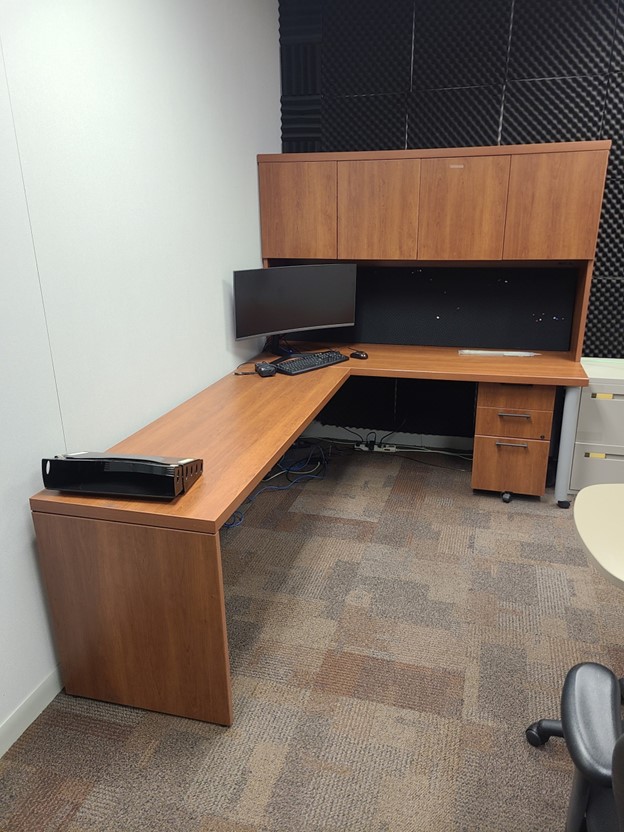 L-shaped Office suite - 8' x 6' x 6' tall