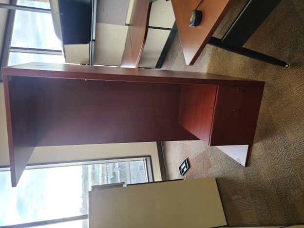 Bureau - 6' de long x 42" de profondeur x 30" de hauteur