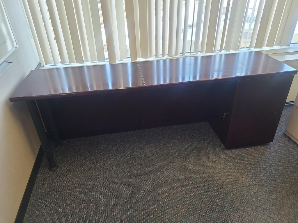 Bureau 7' de long x 21" de large x 30" de haut
