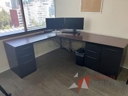 Escritorio en escuadra con 2 archiveros de pedestal de 3 cajones, 1 puerta y escuadra color café