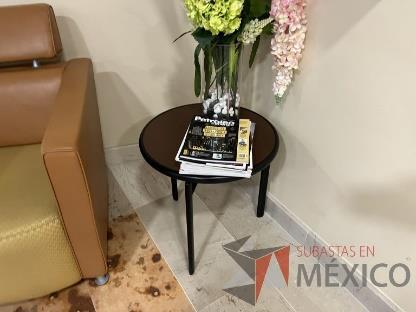 Mesa de apoyo circular con 3 patas metálicas