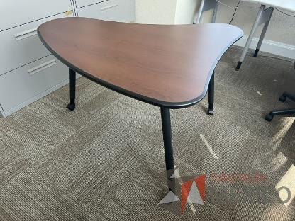 Mesa de trabajo con 3 patas metálicas y cubierta color café 