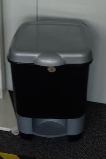 Plastic trash can | Bote contendor de basura plástico 