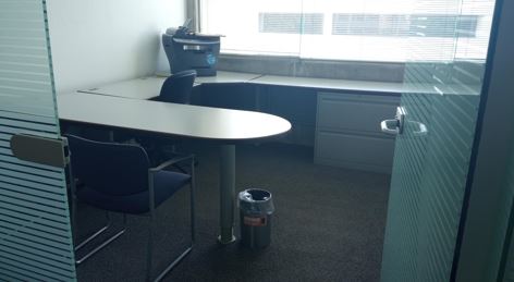 Desk, U-shape, with filing cabinet | Escritorio, en forma de U, con archivador