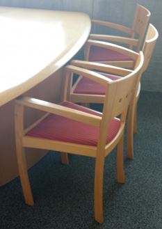 Wooden guest chair, red fabric | Silla para invitados de madera, tela roja