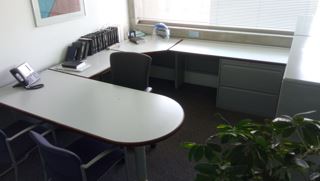 Desk, U-shape, with filing cabinet | Escritorio, en forma de U, con archivador