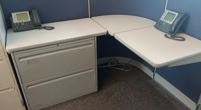 Workstation, L-shaped, with 2-drawer cabinet | Estación de trabajo, en L, con armario de 2 cajones