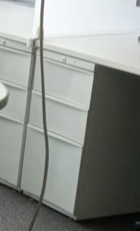 Pedestal, grey, on wheels | Pedestal, gris, sobre ruedas