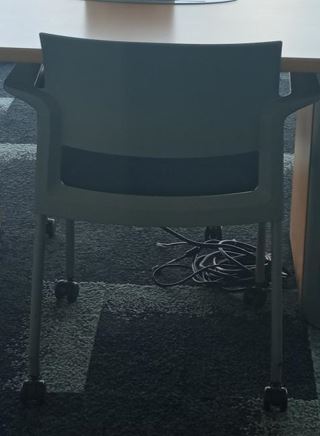 Chair on wheels, grey | Silla con ruedas, gris