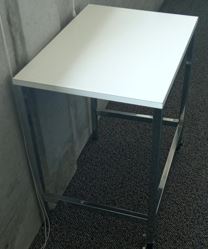 Side table, white with metal frame | Mesa auxiliar, blanca con estructura de metal