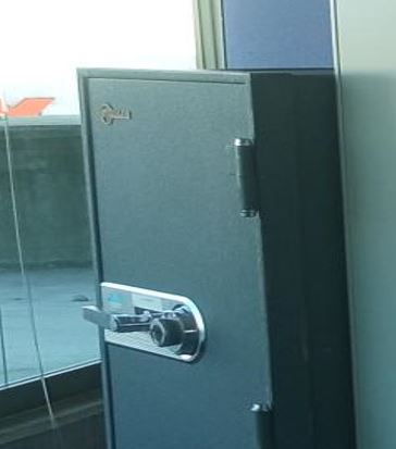 Safe with combination lock | Segura, con cerradura de combinación