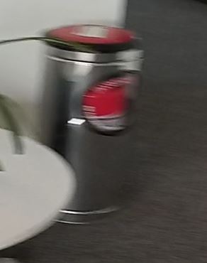 Fire extinguisher and holder | Extintor y soporte