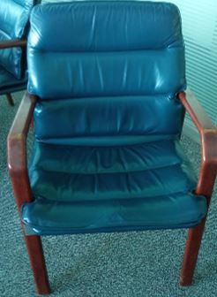 Wood guest chair, blue vinyl seat | Silla para invitados de madera, asiento de vinilo azul